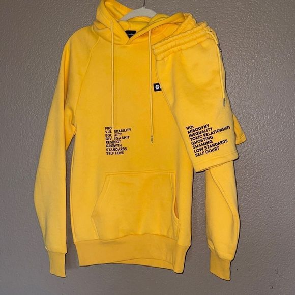 Yellow sweatsuit with shorts bumble size small - Picture 1 of 6